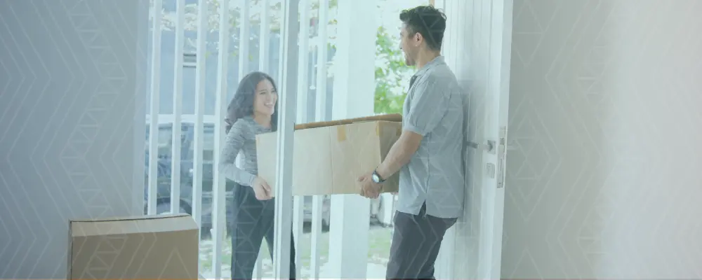 Couple moving their boxes (popup banner)